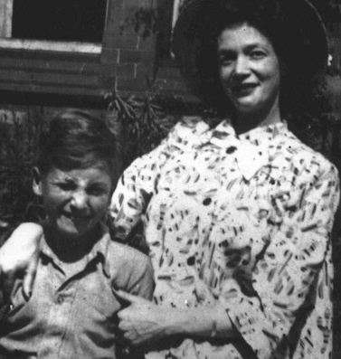 John Lennon med moren Julia
